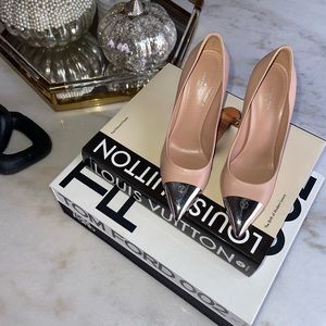 New Louis Vuitton Merry Go Round Metal Cap Pump in Nude